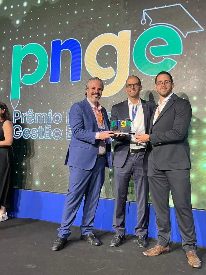 Fundadores da Educaopen recebendo o Prêmio Nacional de Gestão Educacional (PNGE) em cerimônia de premiação